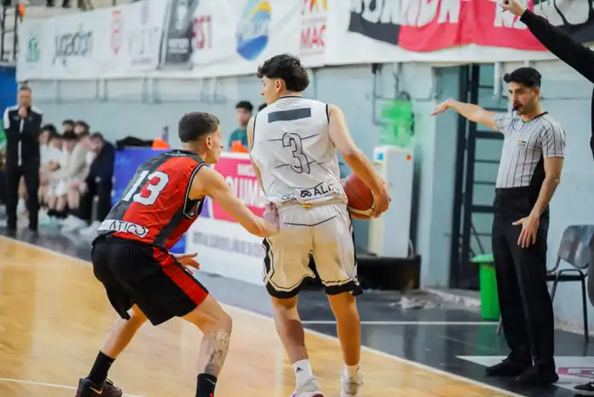 Atenas ganó en San Luis y lidera en la Superliga de básquet.
