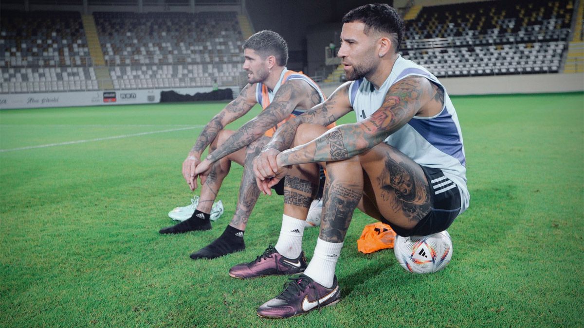 Rodrigo De Paul y Nicolás Otamendi, descansan durante una práctica de la Selección argentina en el Mundial Qatar 2022.