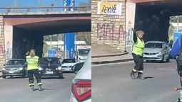 Dirige el tránsito en calle Arenales y le pone toda la actitud