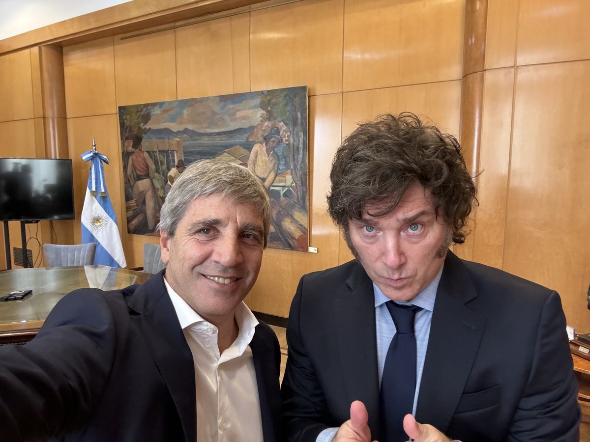 Luis Caputo y Javier Milei. El Presupuesto tendrá cambios por decreto.