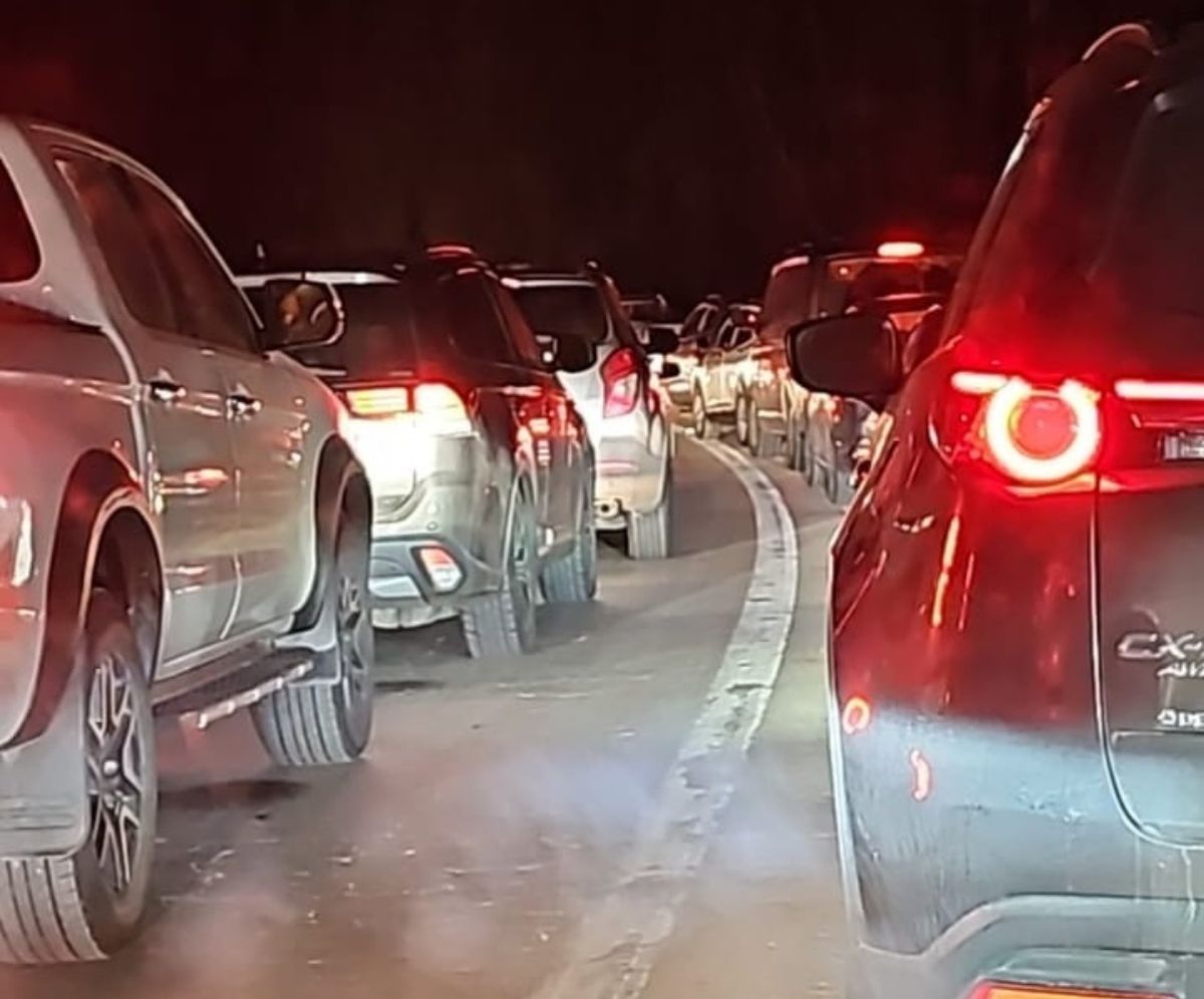 Una postal de este martes por la madrugada, cuando los viajeros "apuraron" para llegar al paso internacional antes de las 13.