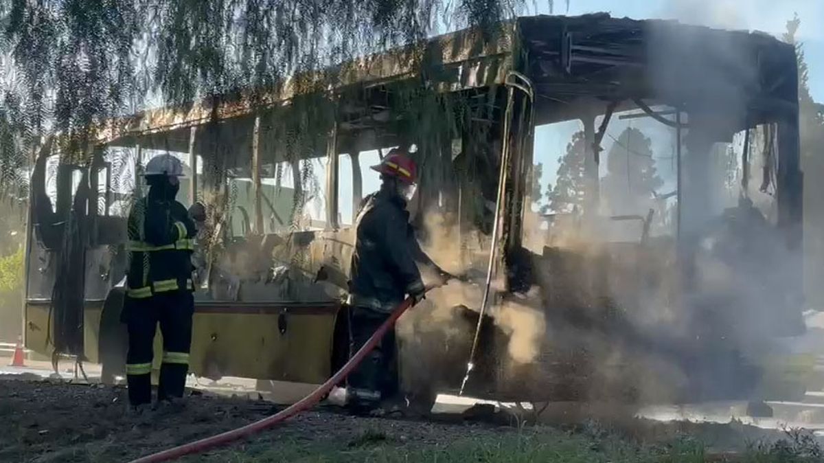Así quedó el colectivo tras el incendio ocurrido cuando circulaba hacia el Acceso Este, en Guaymallén. Así quedó el colectivo tras el incendio ocurrido cuando circulaba hacia el Acceso Este, en Guaymallén.
