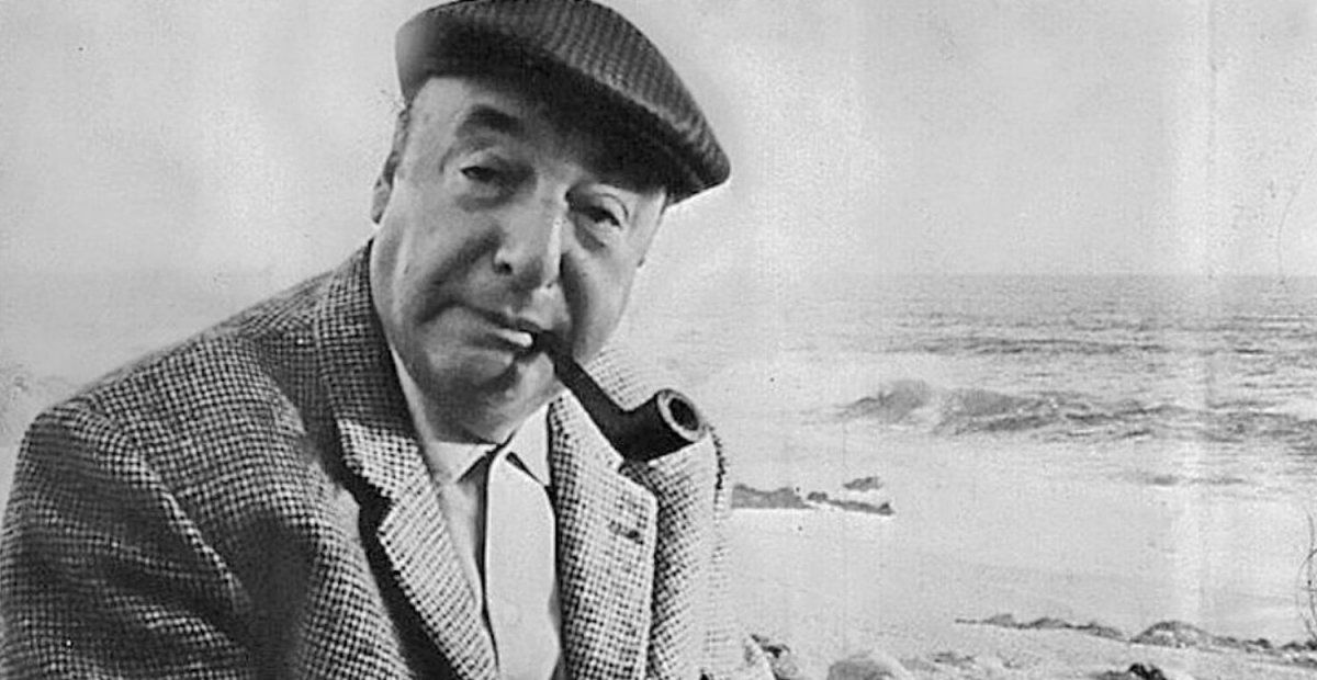Familiares de Pablo Neruda entierran de nuevo sus restos en Isla Negra