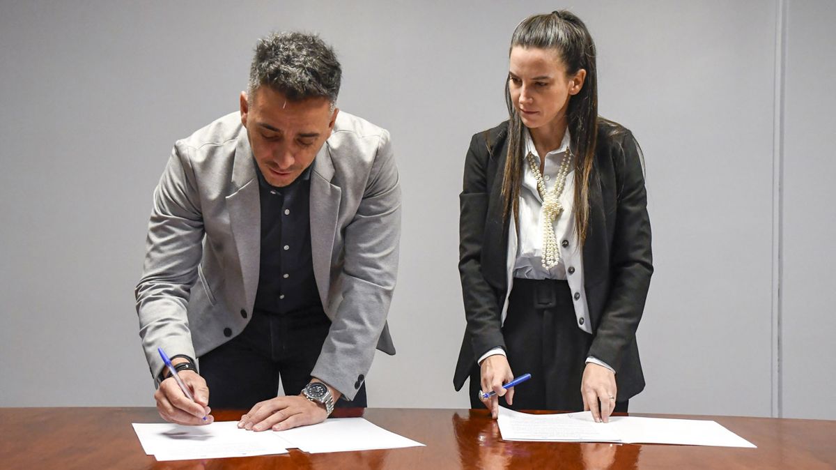 El intendente de Guaymallén Marcos Calvente y la ministra de Seguridad Mercedes Rus firmaron un convenio. El intendente de Guaymallén Marcos Calvente y la ministra de Seguridad Mercedes Rus firmaron un convenio.