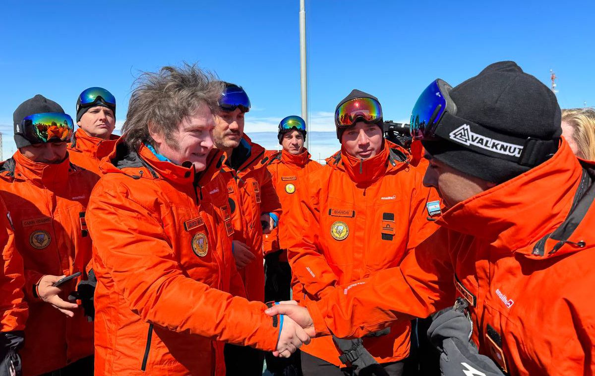 El presidente Javier Milei llegó a la Antártida para poner en marcha una expedición científica que estudiarán la contaminación.