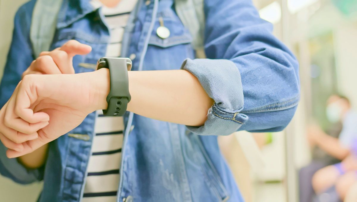 La mujer está mirando la respuesta. La mujer está mirando la respuesta.