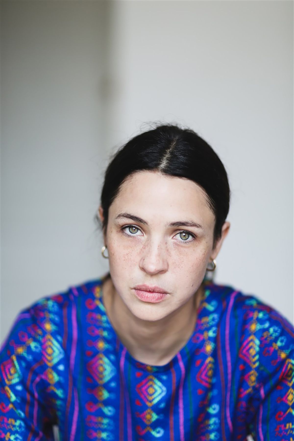 De voz suave y mirada angelical, Isabel Aimé González Solá encarna a una intrigante mujer en la película que estrena el 13 de noviembre en cines argentinos. De voz suave y mirada angelical, Isabel Aimé González Solá encarna a una intrigante mujer en la película que estrena el 13 de noviembre en cines argentinos.