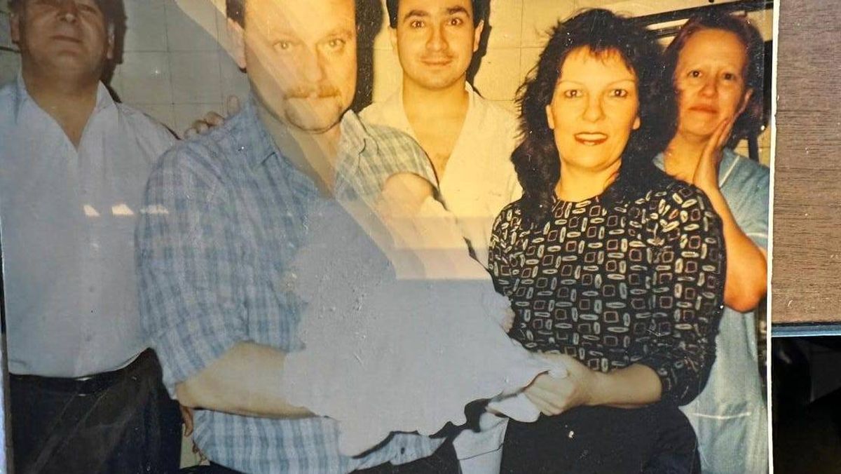 Junto a sus padres, rumbo a casa. Corría 1997. Junto a sus padres, rumbo a casa. Corría 1997.