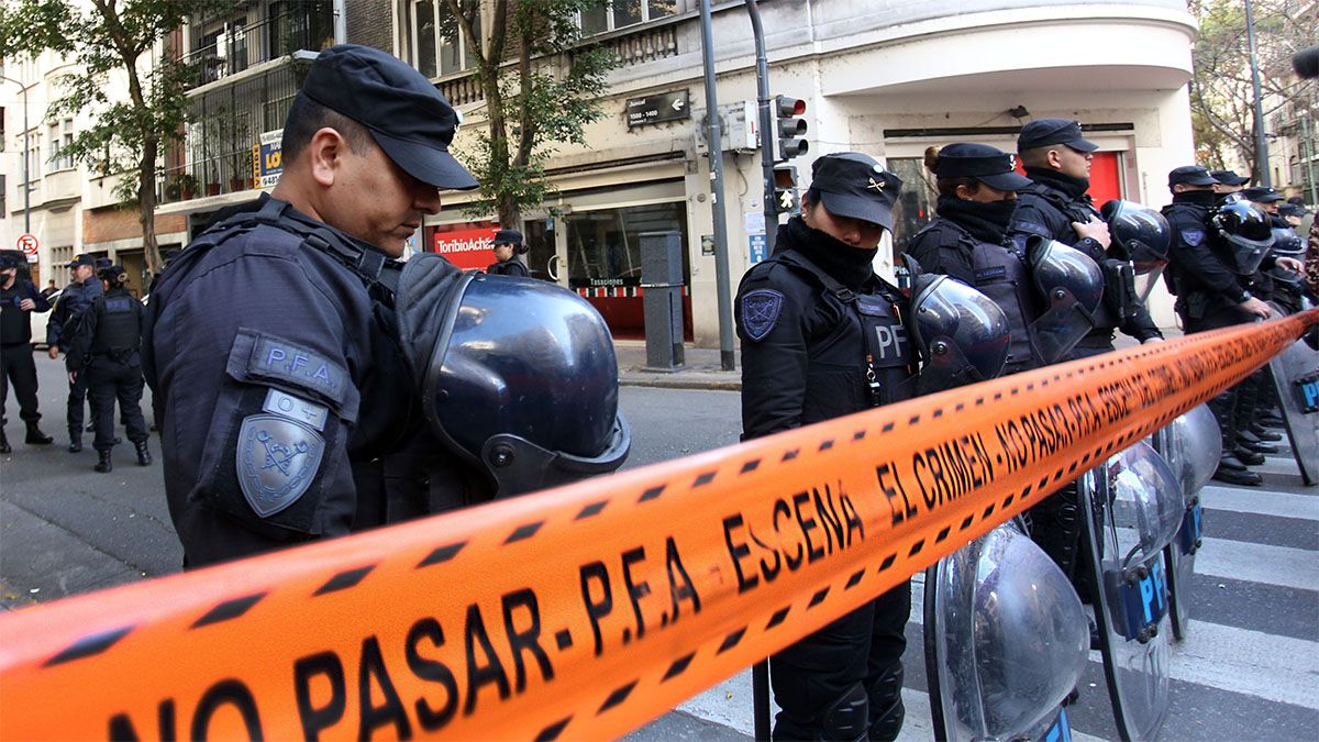 El edificio del barrio de Recoleta permanece custodiado tras el atentado a Cristina Kirchner.