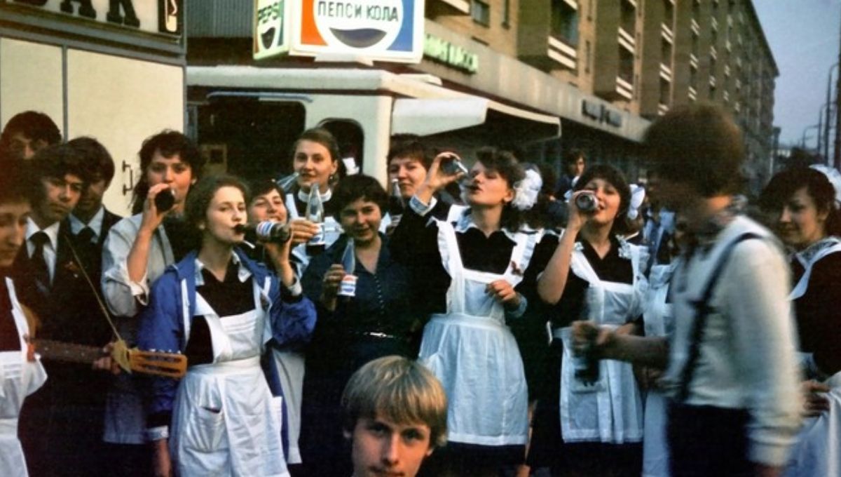 Esta peculiar nota histórica muestra cómo la diplomacia de las gaseosas se cruzó brevemente con la geopolítica y resalta la adaptabilidad creativa de Pepsi a la economía de la Guerra Fría. Esta peculiar nota histórica muestra cómo la diplomacia de las gaseosas se cruzó brevemente con la geopolítica y resalta la adaptabilidad creativa de Pepsi a la economía de la Guerra Fría.