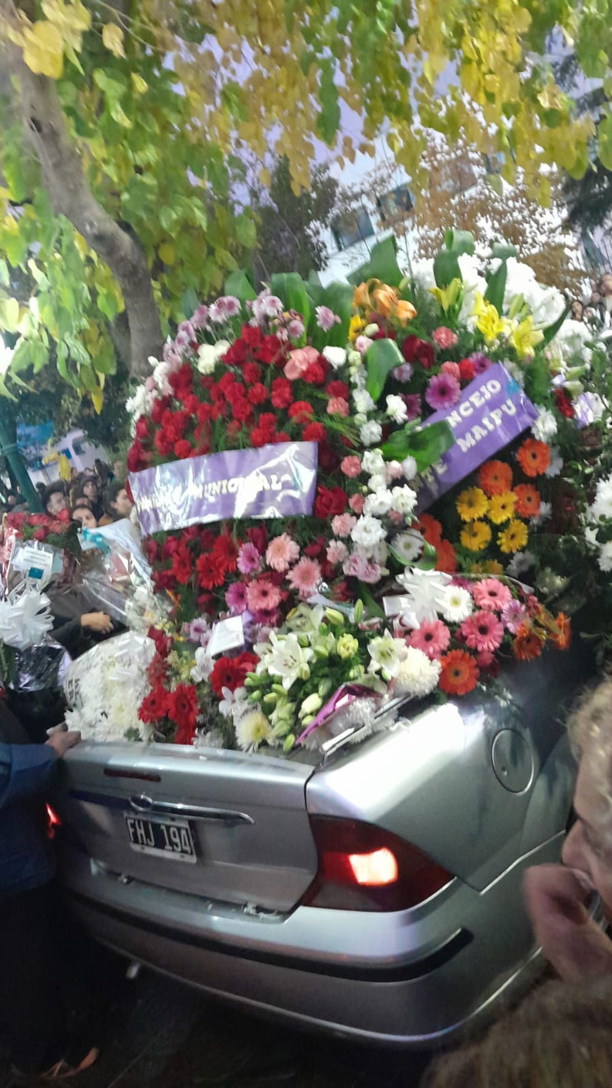 Conmovedor. El coche que llevó el cuerpo de Alejandro Bermejo fue repleto de coronas.