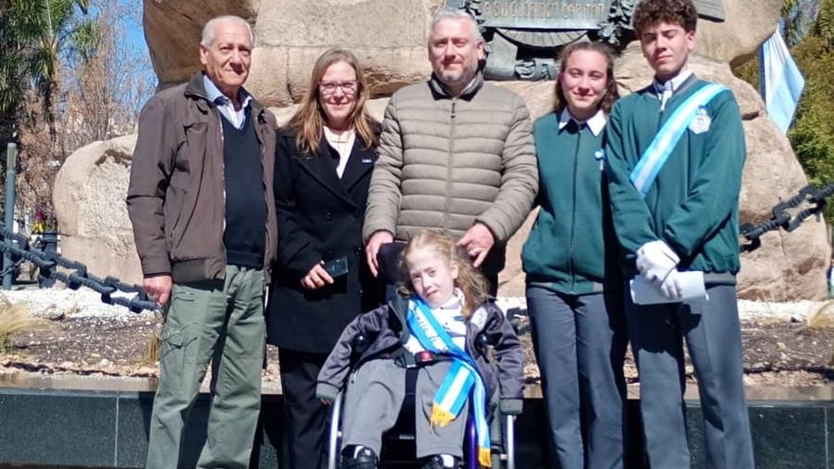 En familia. Pía en el monumento a San Martín junto a sus padres, hermanos y abuelo. En familia. Pía en el monumento a San Martín junto a sus padres, hermanos y abuelo.