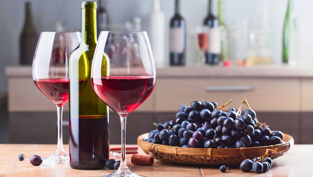 El vidrio verde tiene propiedades que lo hacen ideal para el almacenamiento de ciertos productos, como el vino y la cerveza. La coloración verde filtra la luz, particularmente los rayos ultravioleta, que pueden descomponer el contenido de la botella y alterar su sabor. El vidrio verde tiene propiedades que lo hacen ideal para el almacenamiento de ciertos productos, como el vino y la cerveza. La coloración verde filtra la luz, particularmente los rayos ultravioleta, que pueden descomponer el contenido de la botella y alterar su sabor.