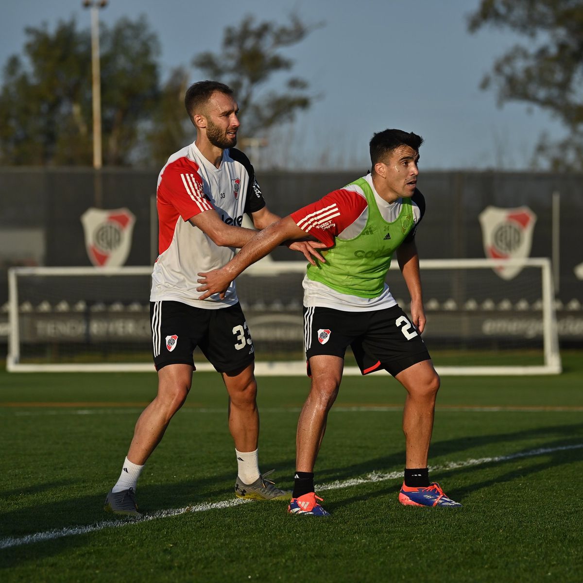 Pezzella iría de titular y Acuña es duda. 