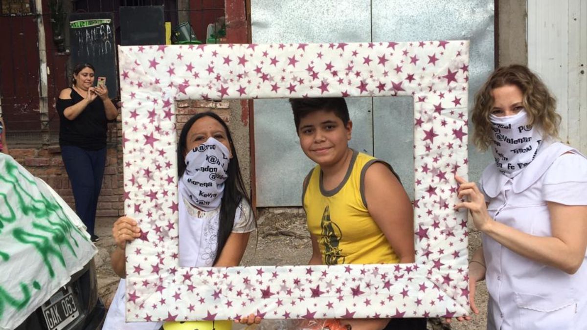 La mejor despedida de un ciclo. Pese a la pandemia, los alumnos de la escuela Raffo de la Reta tuvieron una celebración de egreso de la primaria inesperada. La maestra y directivos de la escuela llegaron en caravana a la puerta de sus casas a saludarlos y entregarles un hermoso regalo y recuerdos.