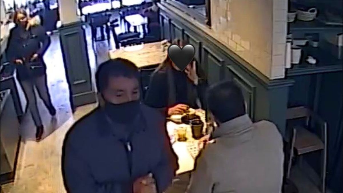 Una pareja de ladrones fue grabada al robar en un restaurante