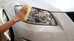 Los faros del auto quedan impecables con algunos trucos caseros de limpieza.&nbsp;
