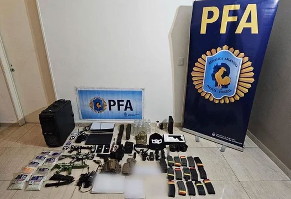 La Policía Federal Argentina (PFA) desbarató un plan de "masacre escolar" e incautó varios elementos. La Policía Federal Argentina (PFA) desbarató un plan de "masacre escolar" e incautó varios elementos.