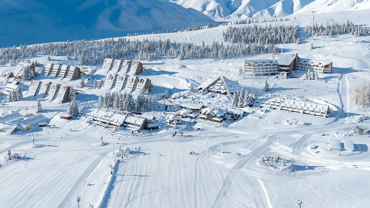 El centro de esquí Las Leñas recibe a miles de turistas cada temporada, incluso en verano. El centro de esquí Las Leñas recibe a miles de turistas cada temporada, incluso en verano.