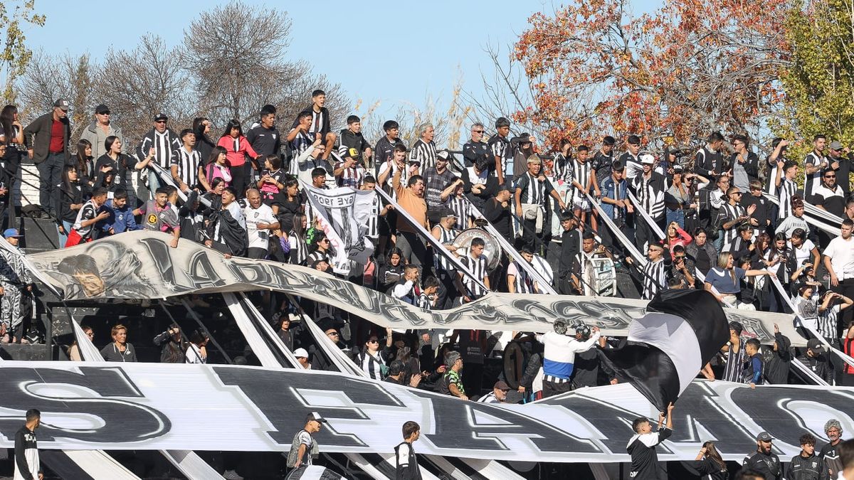 Los Famosos 33 dijeron presente en el Legrotaglie.