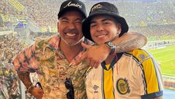 El Pocho Lavezzi posaba con su hijo Tomás en la cancha de Rosario Central.