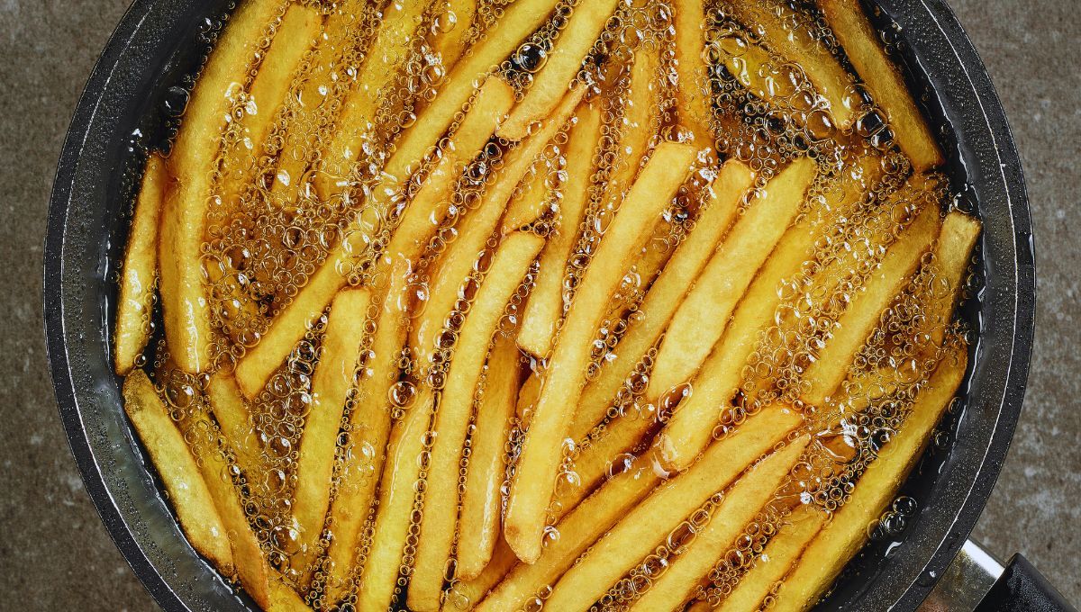 No es con vinagre: el eficaz truco para que las papas fritas queden crujientes