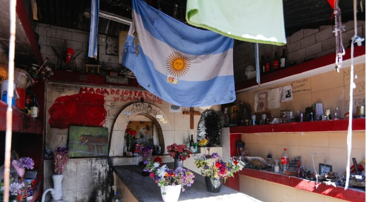 La tumba de Cubillos es la convivencia entre religiosidad y mito popular. Las flores, juguetes, macetas y cajas de vino abundan. El gaucho, dicen, es muy cumplidor. La tumba de Cubillos es la convivencia entre religiosidad y mito popular. Las flores, juguetes, macetas y cajas de vino abundan. El gaucho, dicen, es muy cumplidor.