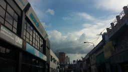 Hay alerta pero las nubes pasan y el calor seguirá durante el fin de semana