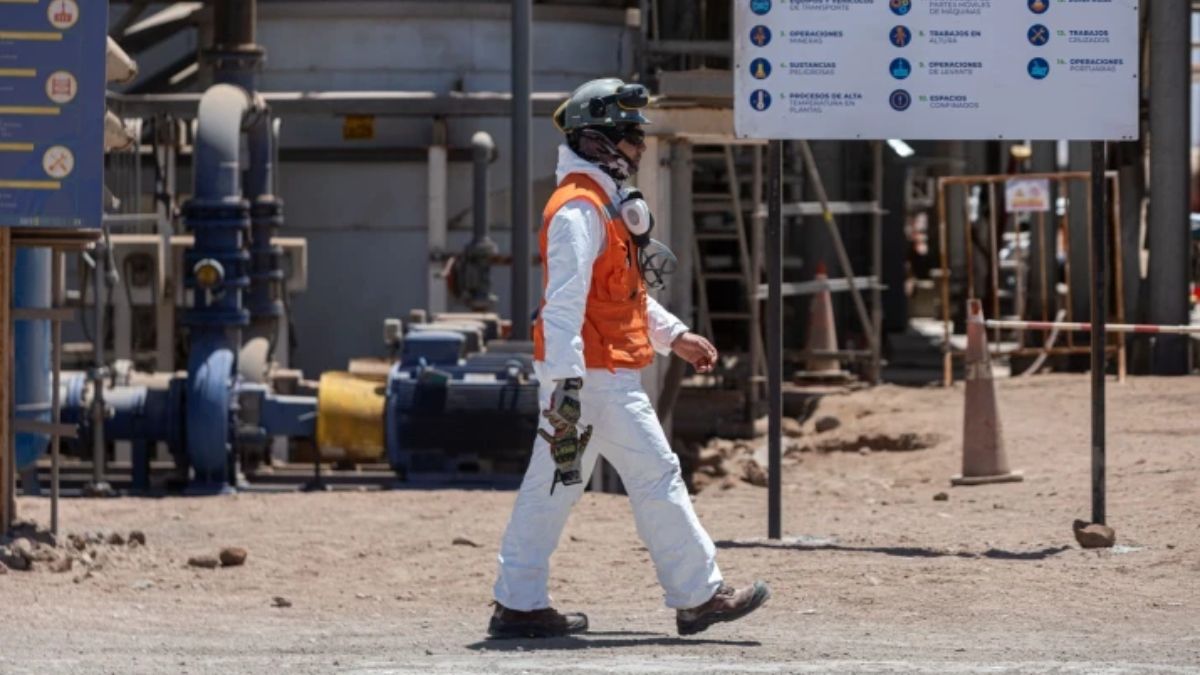 Un trabajador camina por la planta de carbonato de litio de la empresa chilena SQM en el desierto de Atacama, en octubre de 2022. Ese año, Chile experimentó un boom del litio durante el cual el material se convirtió en el principal producto de exportación de Chile después del cobre (Imagen: Lucas Aguayo Araos / dpa / Alamy) Un trabajador camina por la planta de carbonato de litio de la empresa chilena SQM en el desierto de Atacama, en octubre de 2022. Ese año, Chile experimentó un boom del litio durante el cual el material se convirtió en el principal producto de exportación de Chile después del cobre (Imagen: Lucas Aguayo Araos / dpa / Alamy)