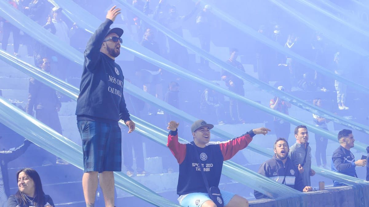 Los hinchas de Independiente Rivadavia le pusieron color al domingo.