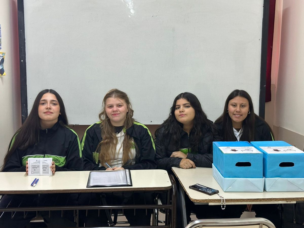 Ángeles Reyes, vicepresidente de mesa, y otras alumnas a cargo de la organización de la votación por el uso escolar de los celulares. Gentileza Ángeles Reyes, vicepresidente de mesa, y otras alumnas a cargo de la organización de la votación por el uso escolar de los celulares. Gentileza