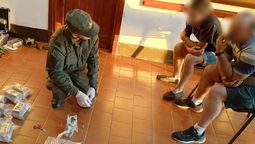 Los muchachos detenidos dialogan con el gendarme a cargo del procedimiento. Los muchachos detenidos dialogan con el gendarme a cargo del procedimiento.