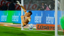 Ezequiel Centurión y su gran noche frente a River, al que derrotó por penales para ir a la final de la Copa Argentina. Ezequiel Centurión y su gran noche frente a River, al que derrotó por penales para ir a la final de la Copa Argentina.