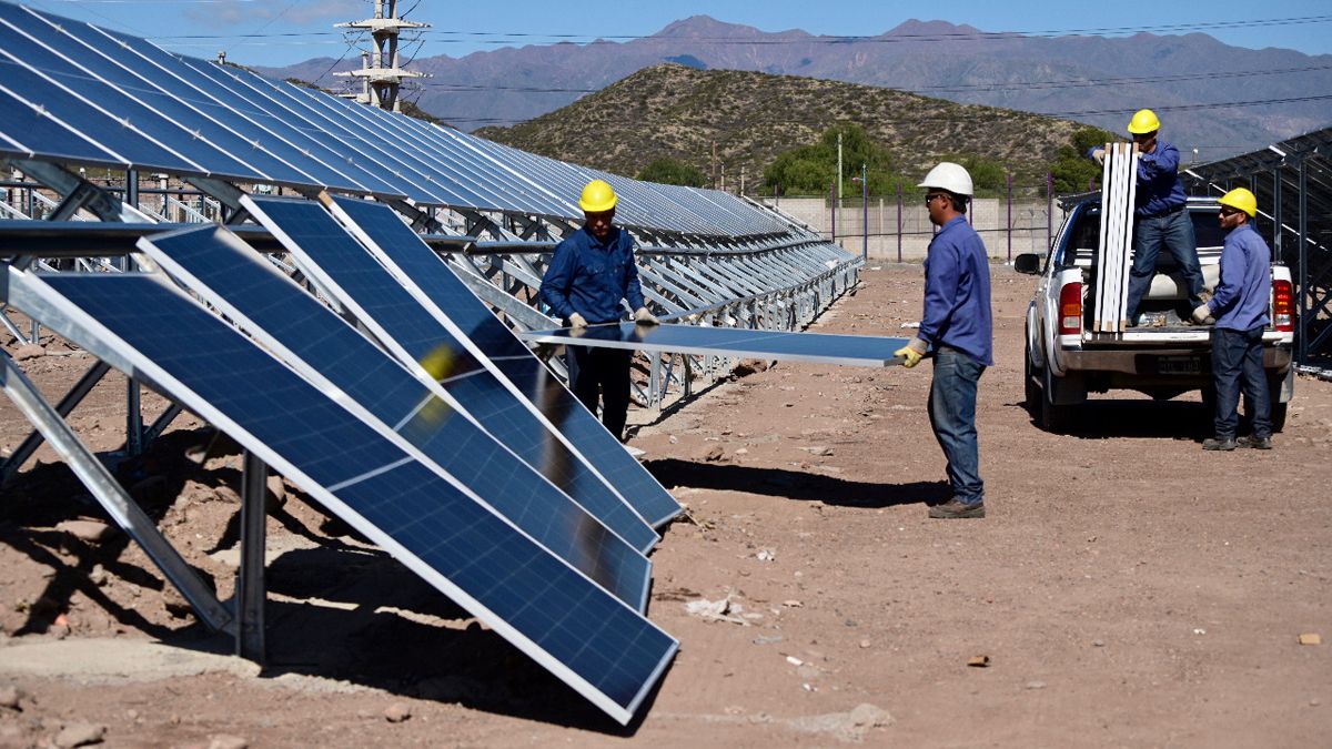 Colocan los paneles solares en el Parque energético que construye Godoy Cruz.