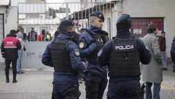 La Policía llegó a la Municipalidad de Las Heras para evacuar al personal por una amenaza de bomba. Foto: Pablo Gamba.