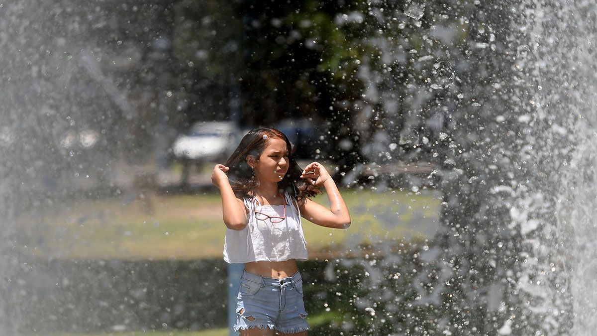 El calor hace que muchos mendocinos busquen refugio en los parques...y otros en el aire acondicionado.