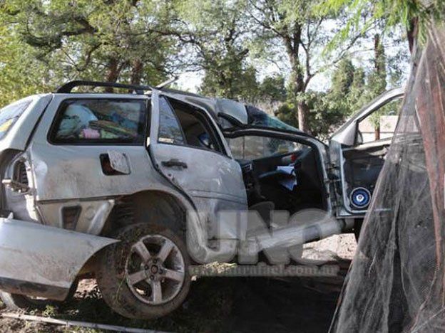 Un conductor se estrelló contra un poste en San Rafael para no atropellar a un perro y su esposa falleció