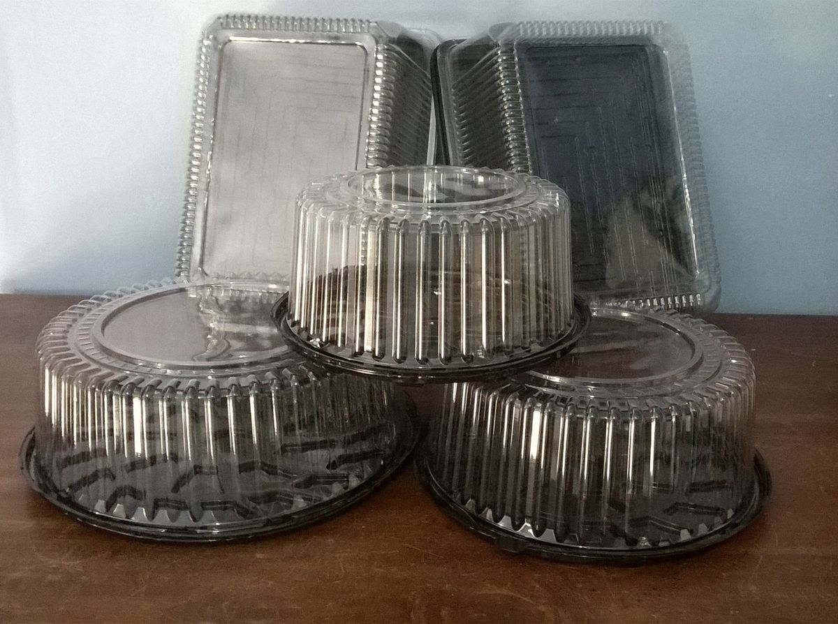 Las campanas de tortas se consiguen en forma circular o rectangular. Las campanas de tortas se consiguen en forma circular o rectangular. 