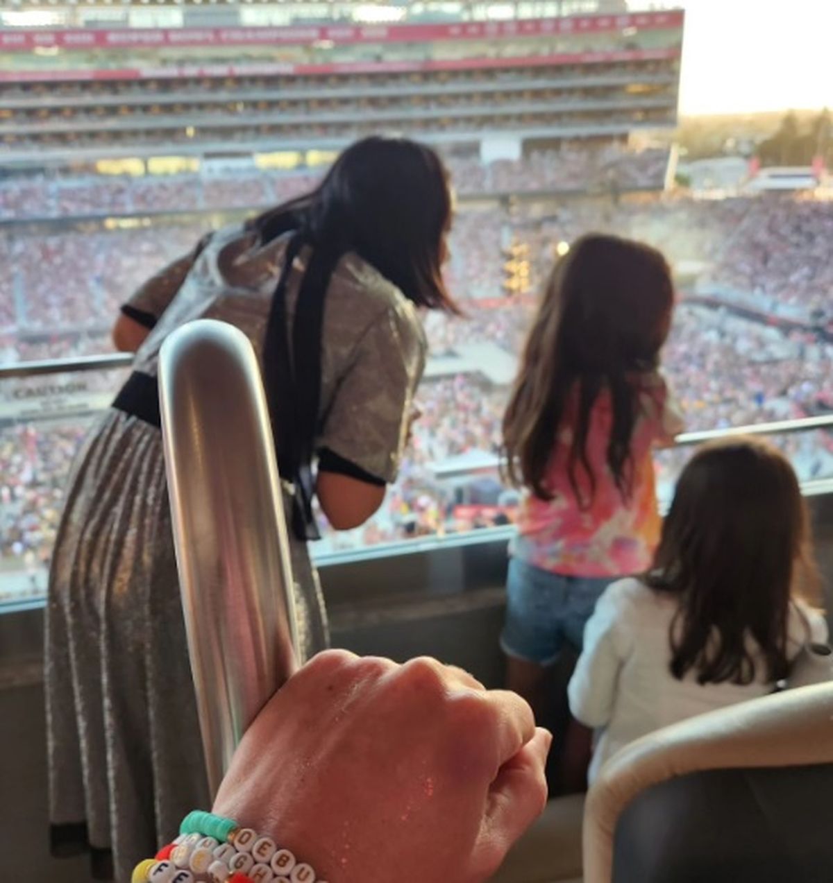 Mark mostrando los friendship bracelets en pleno concierto de Swift y acompañado por su hija y su esposa.