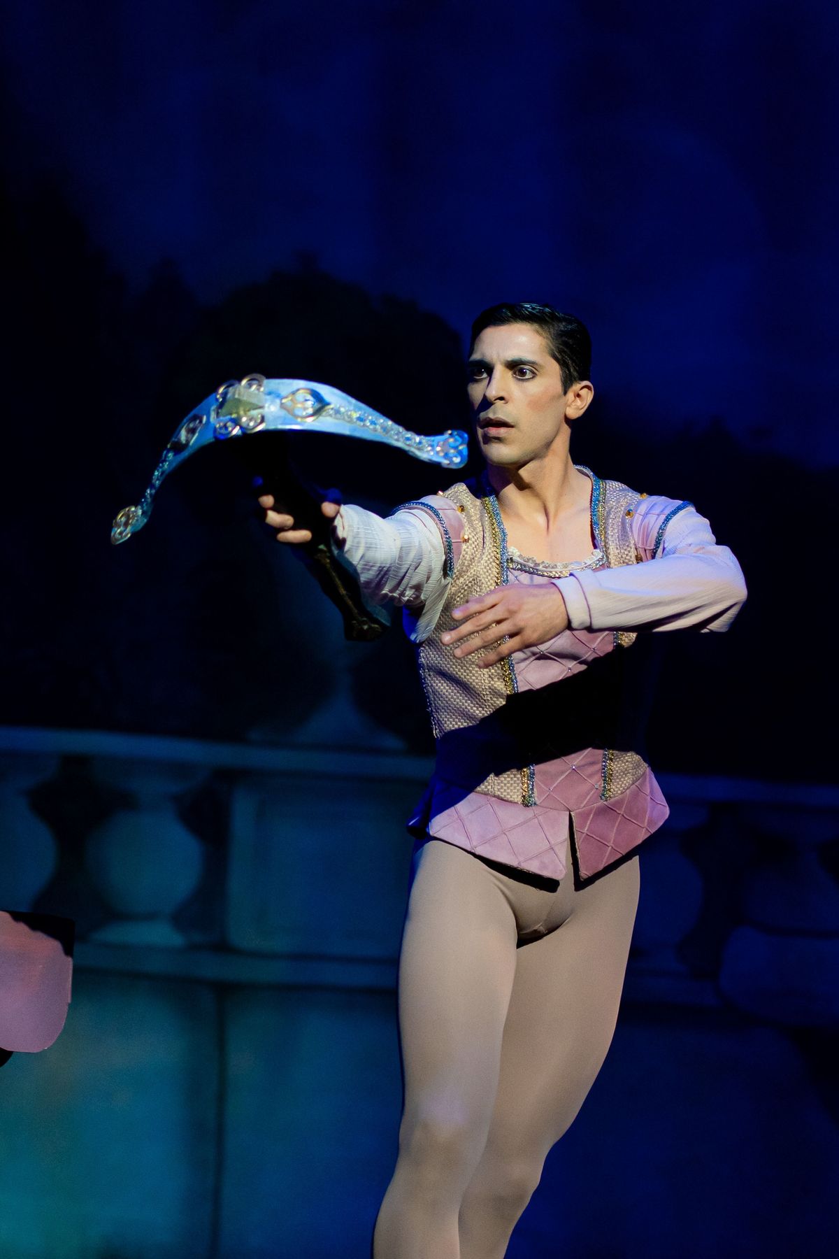 Emiliano Perviu ha interpretado diferentes roles y personajes en la danza clásica. Aquí, en "El lago de los cisnes". Emiliano Perviu ha interpretado diferentes roles y personajes en la danza clásica. Aquí, en "El lago de los cisnes".