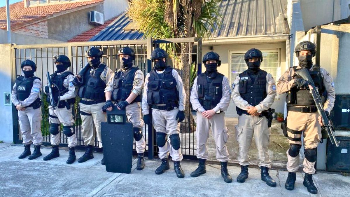 La Policía cuando realizó uno de los allanamientos de la banda. La Policía cuando realizó uno de los allanamientos de la banda.