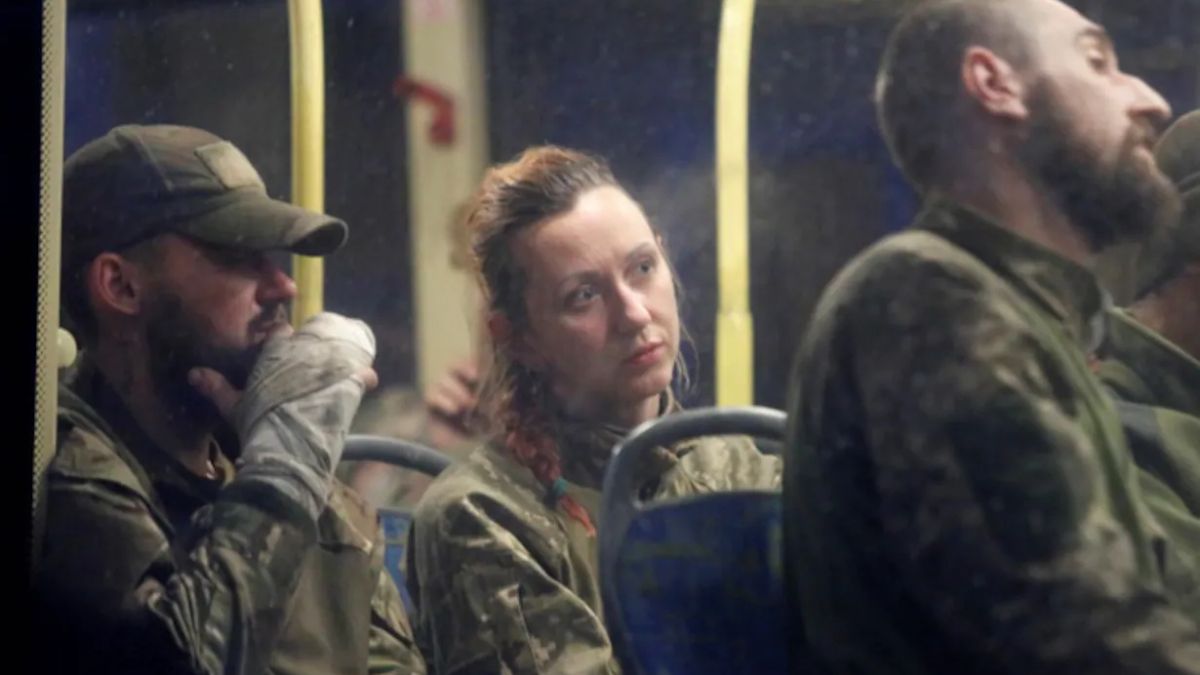 En la imagen se ve claramente a una mujer soldado de las tropas ucranianas que defendieron la acería de Azovstal, en el Donbass, mientras es evacuada con sus camaradas en un omnibus.