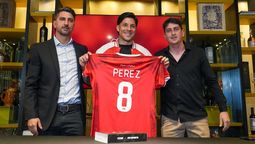 Enzo Pérez fue presentado en Deportivo Maipú