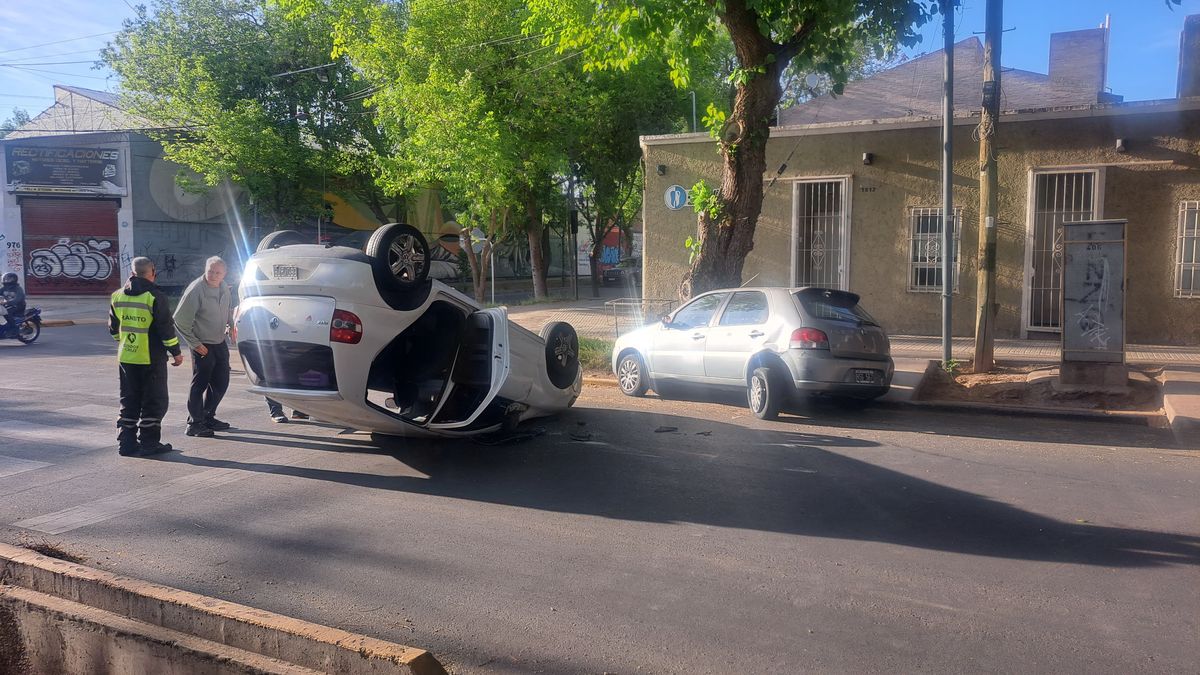 Personal de Tránsito de Godoy Cruz trabajó en el lugar del accidente y verificó que el conductor no estaba alcoholizado. Personal de Tránsito de Godoy Cruz trabajó en el lugar del accidente y verificó que el conductor no estaba alcoholizado.
