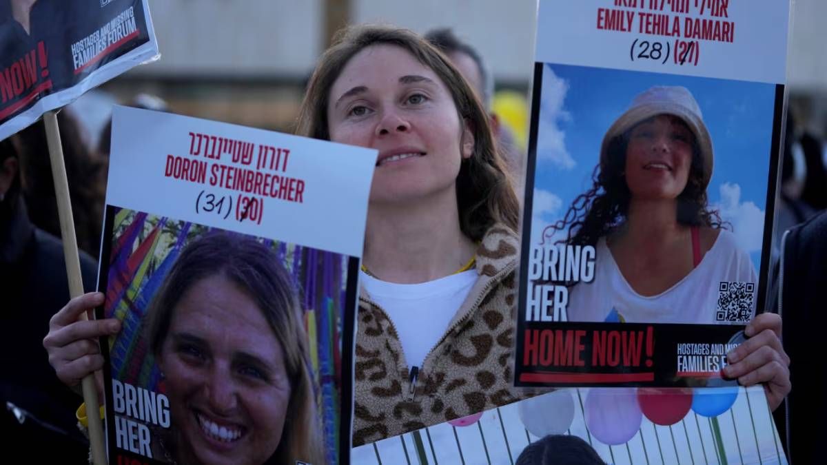 Familiares y amigos de personas asesinadas y secuestradas por Hamas y llevadas a Gaza reaccionaron a la liberaci&oacute;n de las primeras rehenes desde Tel Aviv.