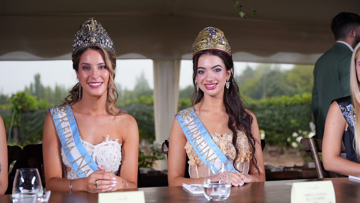 Alejandrina Funes y Sofía Perfumo, reina y virreina de la Vendimia, en el Desayuno Real.
