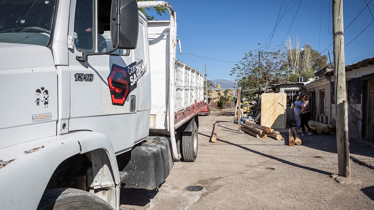 La Reina Nacional de la Vendimia, Alejandrina Funes con el apoyo de Fundación Grupo América, participó de la donación demateriales para el espacio educativo del merendero Pimpón. La Reina Nacional de la Vendimia, Alejandrina Funes con el apoyo de Fundación Grupo América, participó de la donación demateriales para el espacio educativo del merendero Pimpón.