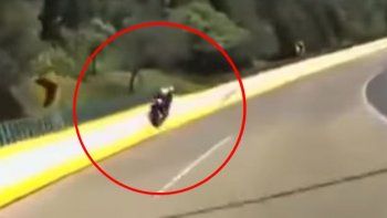 Un motociclista se accidentó a gran velocidad y sobrevive, pero provocó la muerte de otro