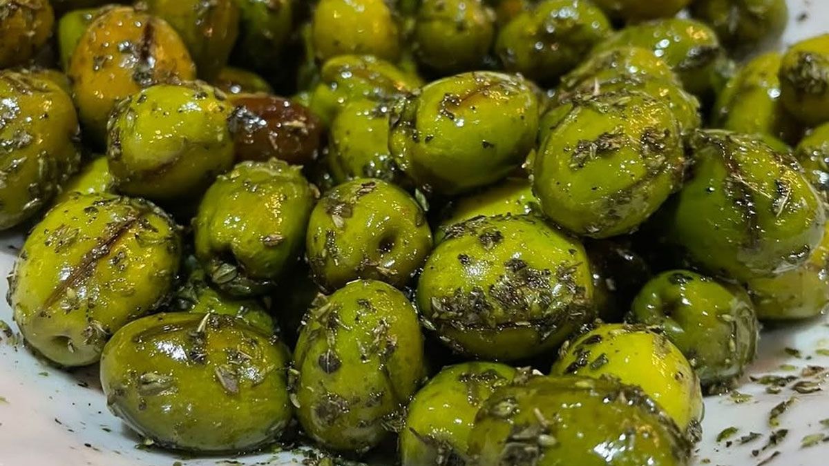 Cómo hacer aceitunas sajadas artesanales: la receta casera que es perfecta para las picadas