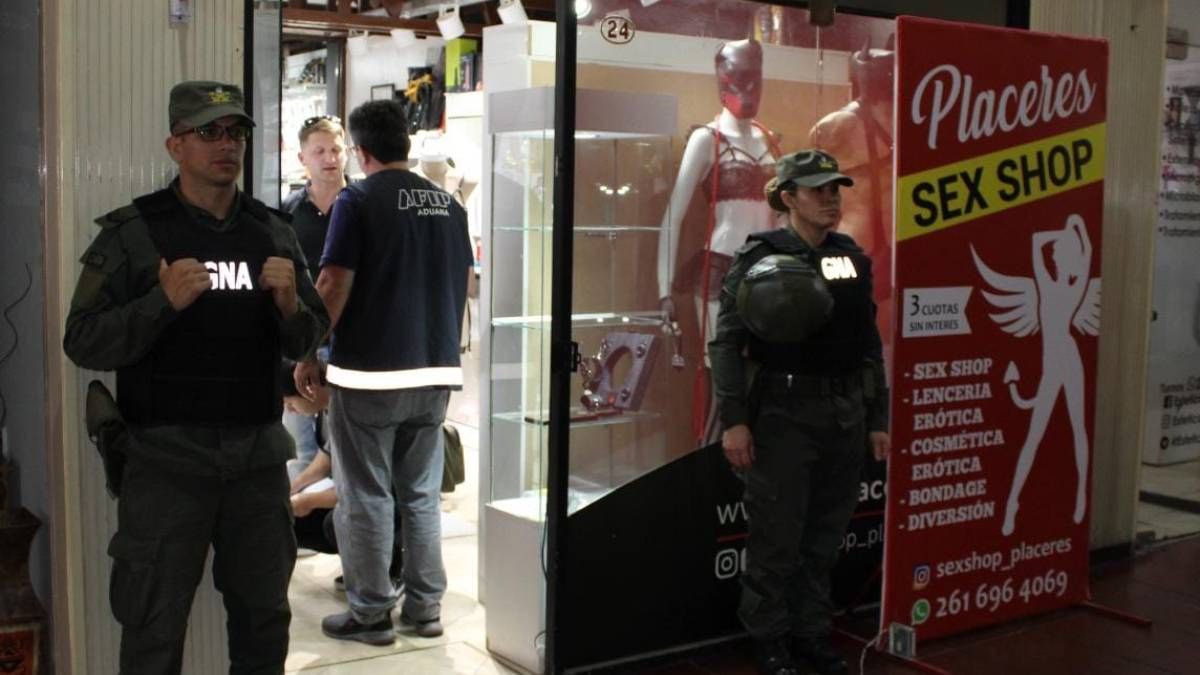 Gendarmería allanó dos viviendas y un local comercial de Ciudad vinculado al contrabando de mercadería a través de tours de compras.